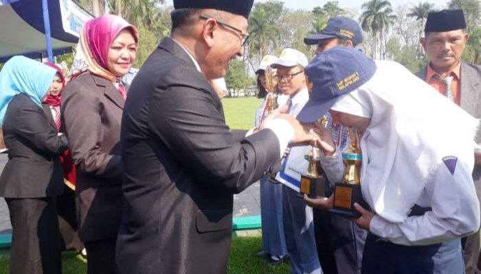 Pjs. Bupati Tegal Serahkan 28 Penghargaan pada Peringatan Hardiknas