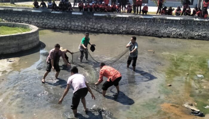 Inilah Aksi Guru SMK Larenda Brebes Saat Memeriahkan HUT Kemerdekaan RI