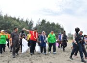 Bupati Tegal Bersama 5000 Relawan Bersihkan Pantai Maribaya