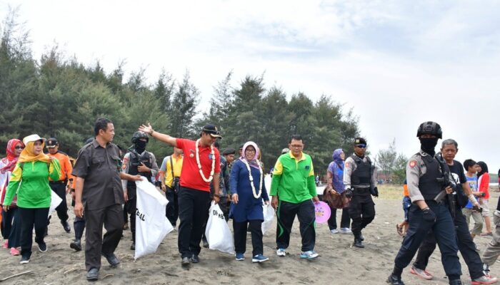 Bupati Tegal Bersama 5000 Relawan Bersihkan Pantai Maribaya