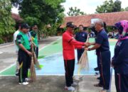 Serius Tangani Sampah, Camat Bantu Alat Kebersihan di SMP N 1 Pangkah