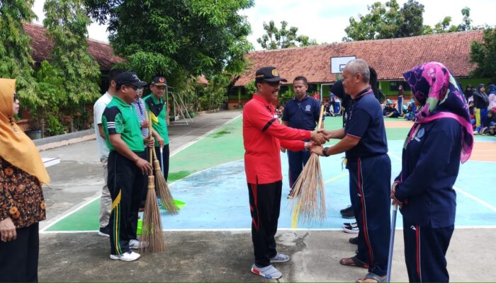 Serius Tangani Sampah, Camat Bantu Alat Kebersihan di SMP N 1 Pangkah