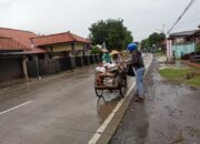 Komunitas Yuk Sedekah Tegal Terjun ke Jalan Bagikan Sembako dan Nasi