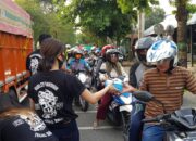 Ngabuburit Klub Moge di Tegal Bagikan Snack dan Masker