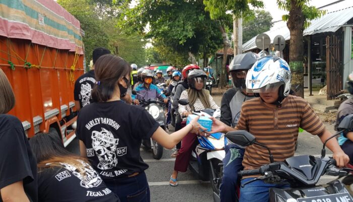 Ngabuburit Klub Moge di Tegal Bagikan Snack dan Masker