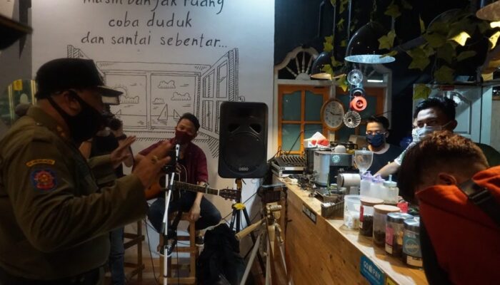 Langgar Aturan Jam Operasional, Kasatpol PP Tegur Pemilik Kafe