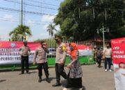 Pandemi Belum Usai, Bupati Tegal dan Kapolres Tegal Serentak Bagikan Masker