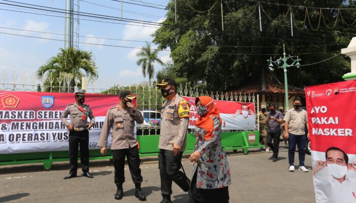 Pandemi Belum Usai, Bupati Tegal dan Kapolres Tegal Serentak Bagikan Masker