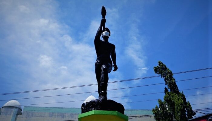 Patung Obor Kota Slawi Kembali Bermasker