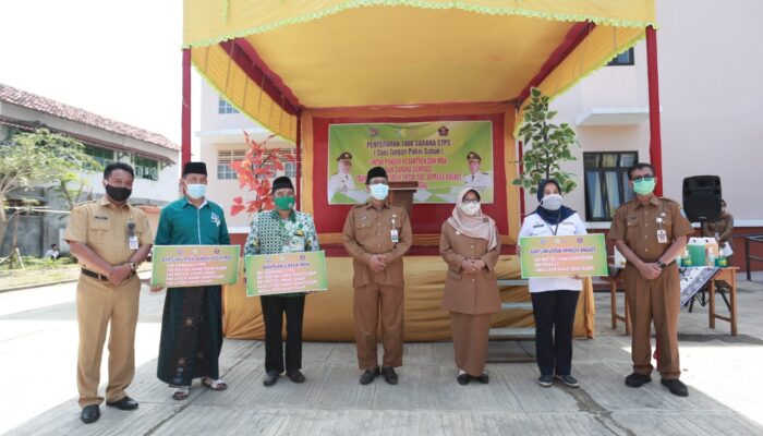 Bupati Tegal Salurkan Bantuan CTPS dan Hand Sanitizer untuk Ponpes Misbahul Huda Al Amiriyah 