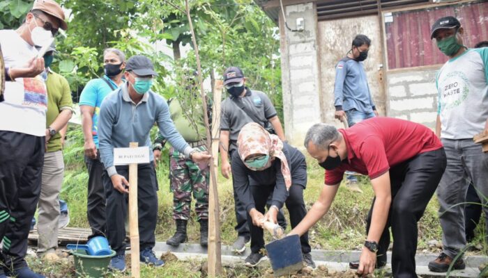 Peringati Hari Menanam Pohon, Bupati Tegal Tanam Pohon Ketapang Kencana di Semedo