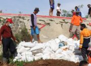 Khawatir Tanggul Sungai Cisanggarung Jebol, Warga Gotong Royong Bangun Bendungan Darurat