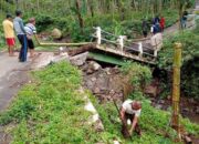 Jembatan Penghubung 2 Desa di Sirampog Brebes Terputus