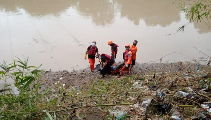 Mayat Laki-laki Tanpa Identitas Ditemukan Hanyut di Kali Pemali Brebes