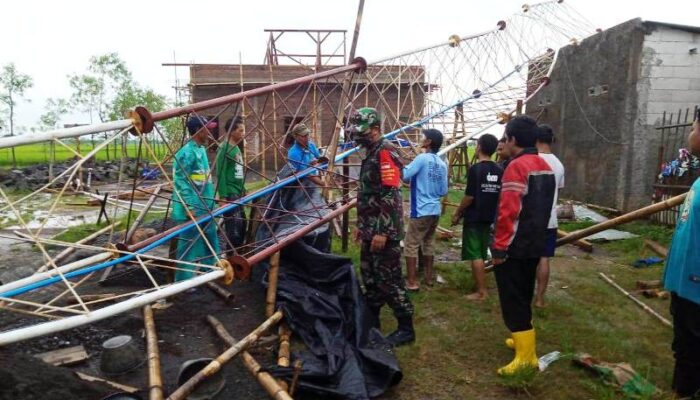 Puting Beliung Terjang Puluhan Rumah di Losari Brebes, Tower Wifi Ambruk dan 3 Motor Rusak