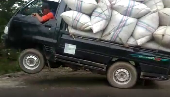 Detik-detik Mobil Pick Up Terguling di Tanjakan Clirit Kalibakung