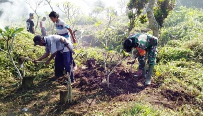 Kompak, Ratusan Warga Langkap Bumiayu Bersihkan Pemakaman