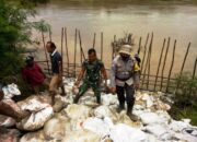 Antisipasi Tanggul Kali Pemali Jebol, Warga dan TNI-Polri Pasang Karung Pasir