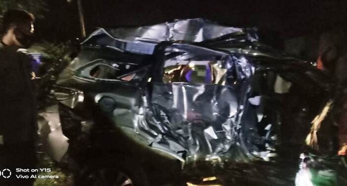 Mobil Minibus Ringsek Tertabrak Kereta Api Harina di Brebes