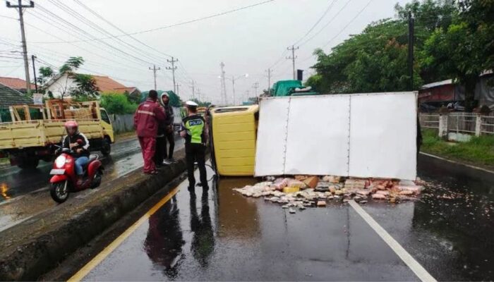 Hindari Sepeda Motor, Mobil Box Terbalik di Pantura