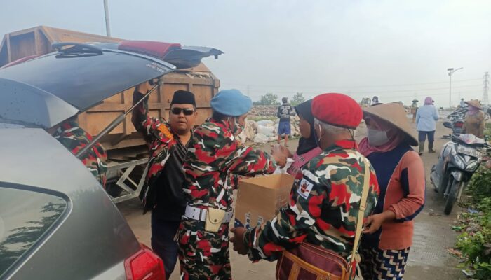 Jelang Ramadhan, Laskar Merah Putih Bagikan Nasi Kotak