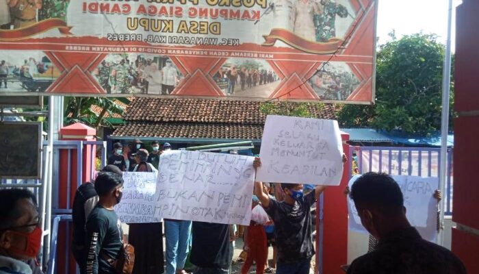 Didemo Warga, Kades Kupu Wanasari Brebes Dituntut Mundur dari Jabatannya