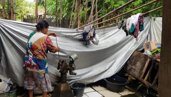 Keluarga Ini Hidupnya Memprihatinkan, Tak Punya Kamar Mandi, Anaknya Putus Sekolah dan Ayahnya Tak Menafkahi