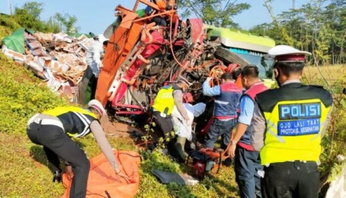 Diduga Supir Ngantuk, Truk Terguling di KM 331 Tol Pemalang-Batang, 1 Orang Tewas