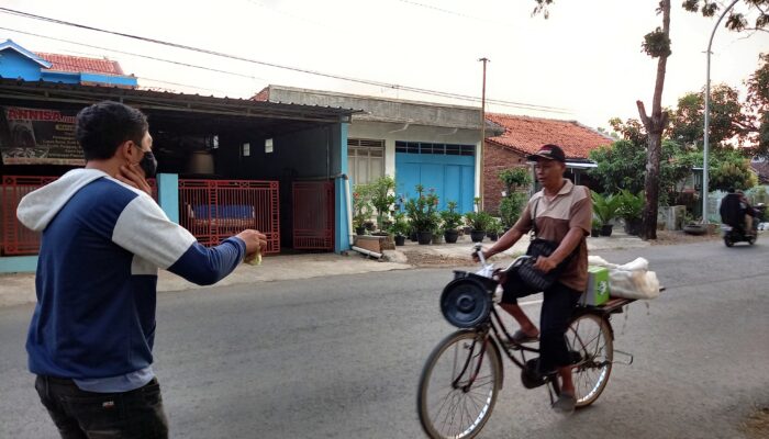 Komunitas Yuk Sedekah Tegal Bagi Takjil Gratis di Kota Slawi