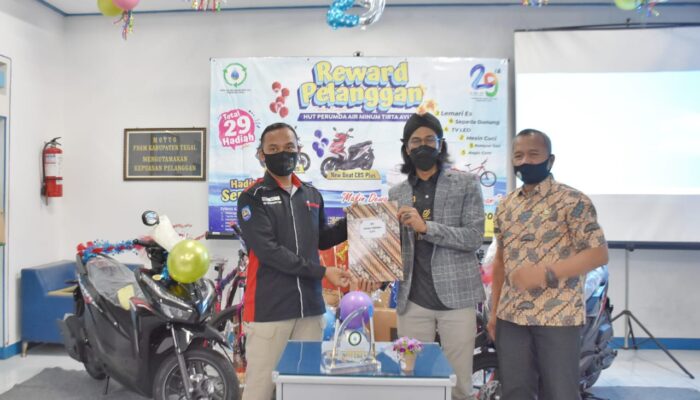 HUT Ke-29, Perumda Tirta Ayu Bagikan Dua Unit Sepeda Motor dan 500 Paket Sembako