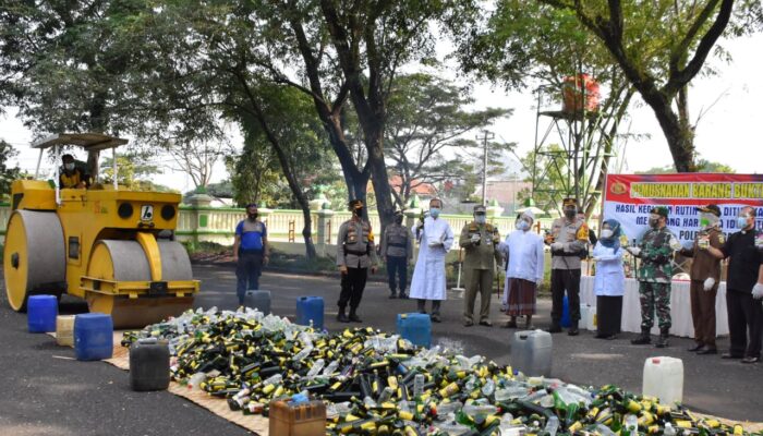 Bupati Tegal Saksikan Pemusnahan 8.000 Botol Miras Hasil Sita Penjualan