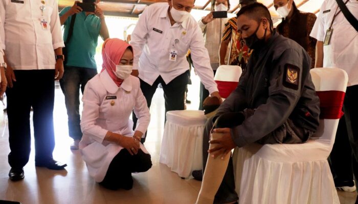 Senyum Merekah Puluhan Penyandang Disabilitas Brebes saat Mendapat Kaki Palsu