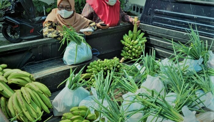 Hebat! Filantropi untuk Pedagang Sayur dan Manisan saat Wisata Guci Tutup