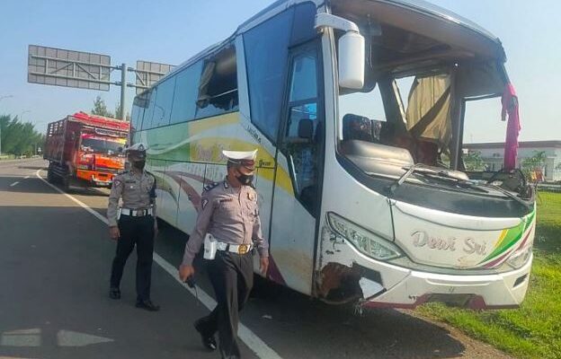 Bus Dewi Sri Tabrak Pembatas Jalan, Satu Penumpang Tewas dan 2 Warga Brebes Luka-luka