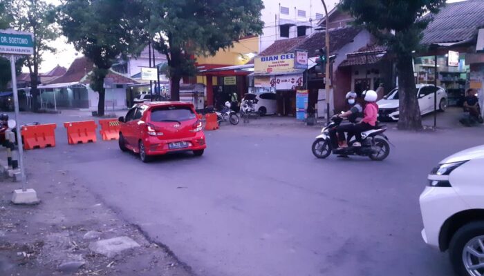 Warga Sesalkan Penutupan Ruas Jalan di Kota Slawi yang Dimajukan 5 Jam