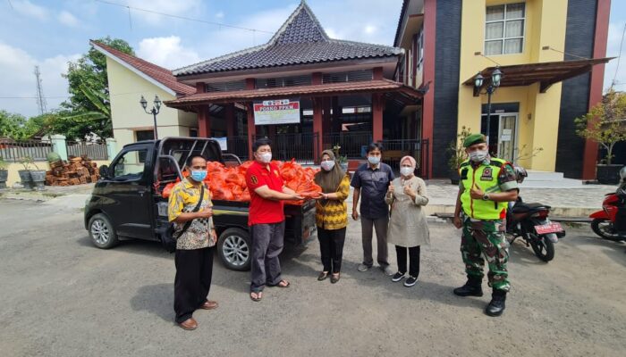 Klenteng Hok Ie Kiong Slawi Bagikan 1000 Paket Sembako untuk Warga Terdampak PPKM