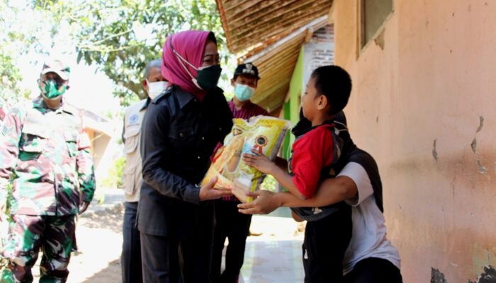 Sambangi Rumah Penyandang Disabilitas, Bupati Brebes Bagikan Beras