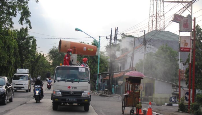 PMI Brebes Lakukan Penyemprotan Disinfektan di Sejumlah Fasilitas Umum