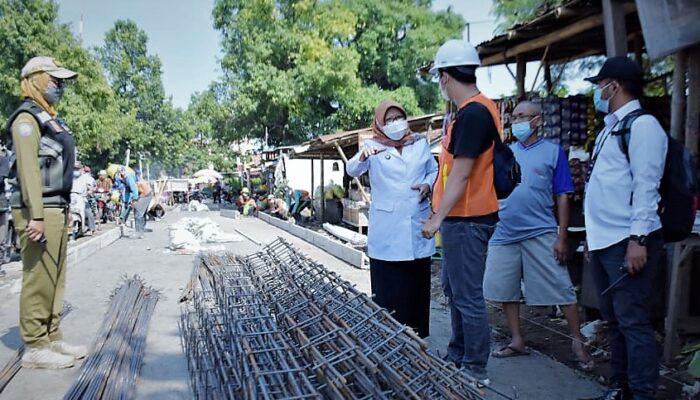 Bupati Tegal Tinjau Pekerjaan Konstruksi Jalan Beton Pasar Bawang Banjaran