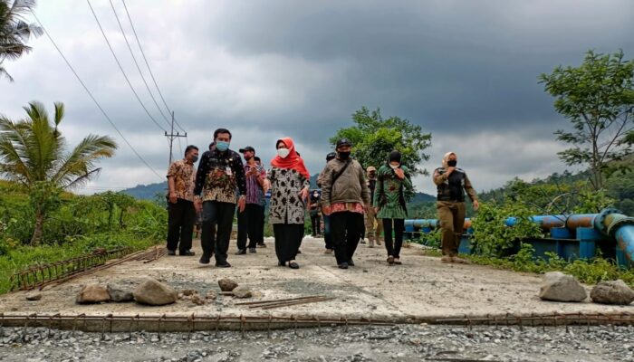 Bupati Tegal Tinjau Pekerjaan Konstruksi Jalan Beton Ruas Jejeg-Cenggini