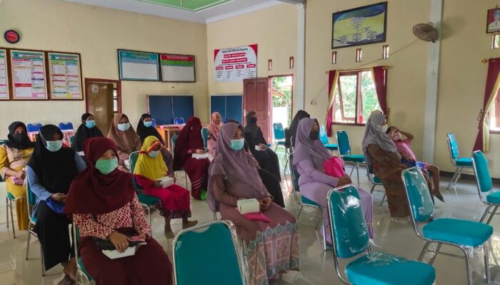 Warga Desa Padakaton Brebes Antre untuk Mendapatkan Vaksin Covid-19