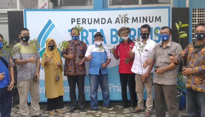 Perumda Air Minum Tirta Baribis Brebes Salurkan Bantuan 50 Ribu Bibit Pohon