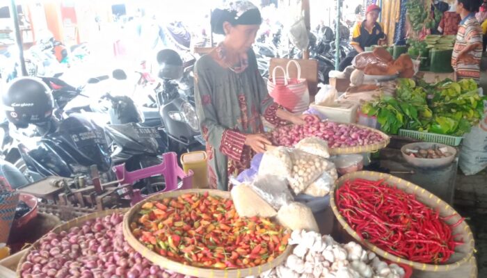 Harga Cabai Merah di Pasar Pagi Tegal Melambung