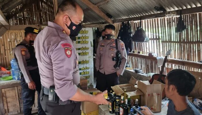 Razia Miras, Polres Brebes Sita 72 Botol Miras dan 1 Jerigen Tuak