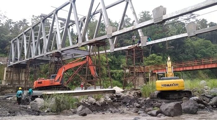 Waduh! Rangka Dasar Jembatan Plompong Brebes Turun 25 Centimeter