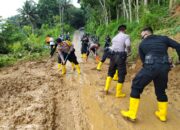 Polisi dan Warga Evakuasi Tanah Longsor di Jalan Desa Muncanglarang Bumijawa