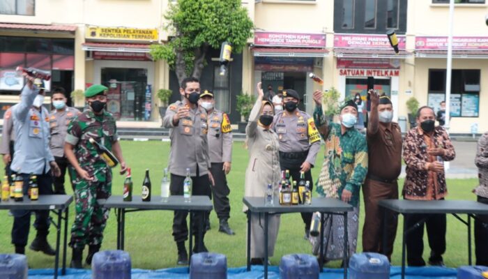 Jelang Tahun Baru 2022, Polres Brebes Musnahkan 6.000 Botol Miras