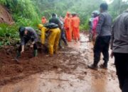 TNI – Polri Bersama Warga Bersihkan Puing Akibat Longsor di Salem Brebes