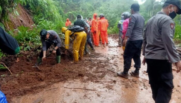 TNI – Polri Bersama Warga Bersihkan Puing Akibat Longsor di Salem Brebes