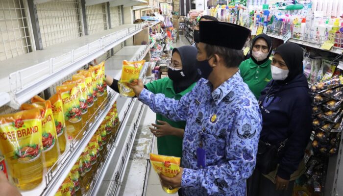 Sidak, Dinas Perdagangan Brebes Temukan Simpanan Minyak Goreng di Gudang Supermarket